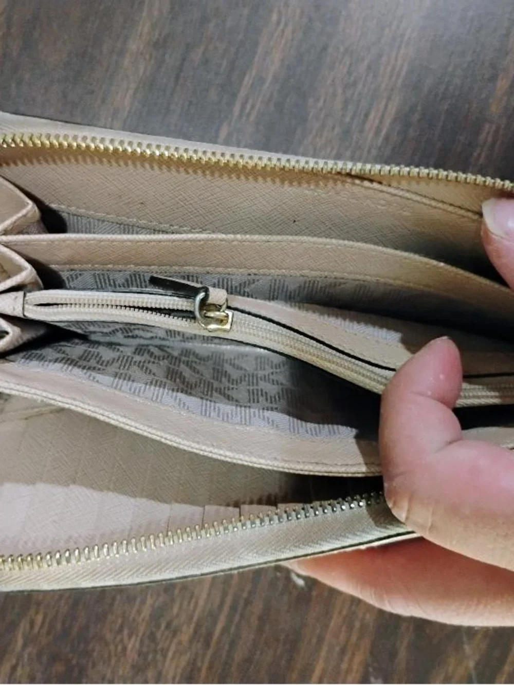 Michael Kors White Leather Zip Around Wallet Wristlet Continental Gold Logo